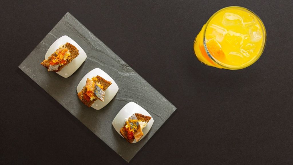 Screwdriver cocktail e aringa affumicata