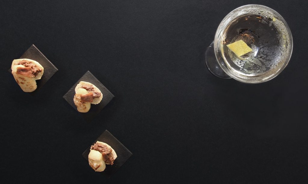 Vodka martini e pane alle acciughe