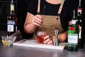 Negroni_mescolare con il bar spoon