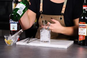 Negroni_versare il gin