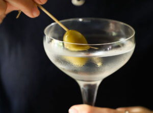martini cocktail con oliva