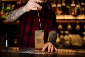 cocktail con rum scuro