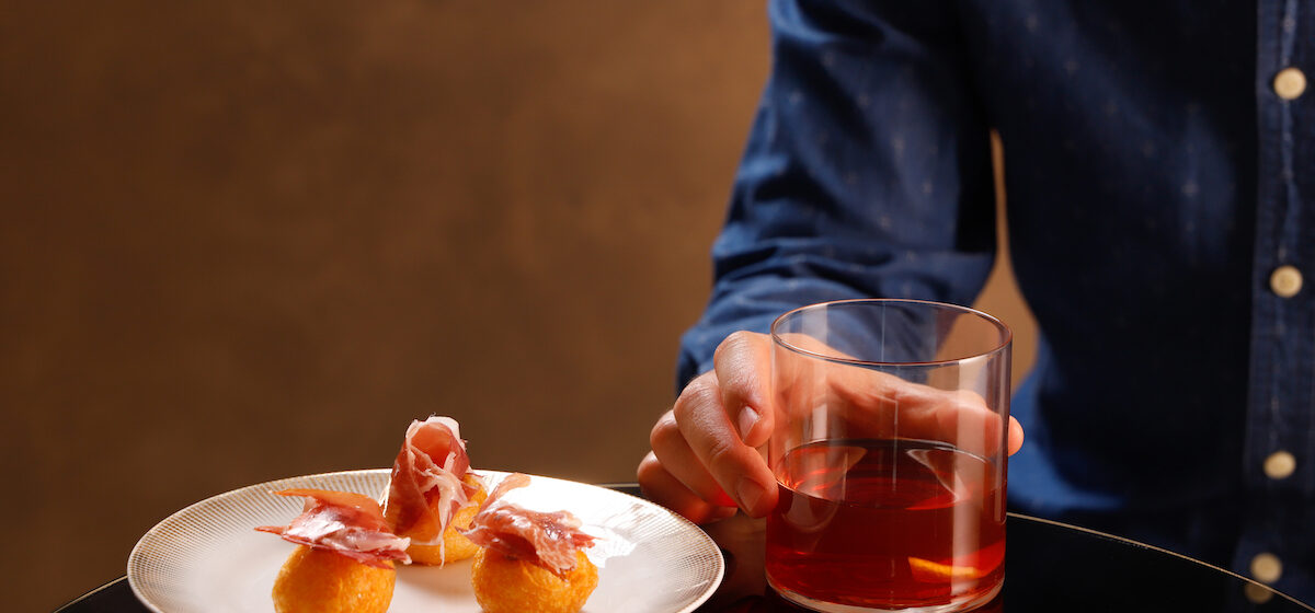 cocktail sazerac abbinato a palline di parmigiano reggiano e jamon iberico